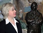 Patricia Ferguson mit Robert-Burns-Statue
