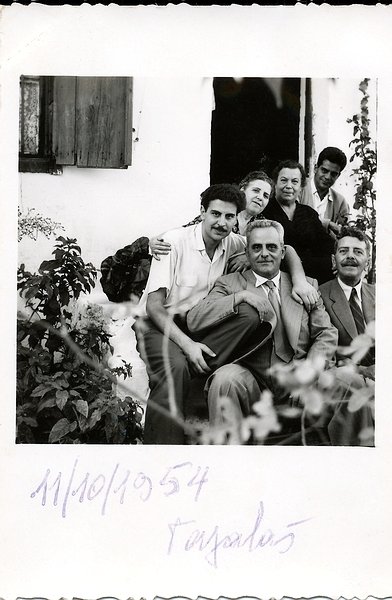 Mikis Theodorakis (links) mit Familie, 1954