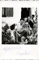Mikis Theodorakis (links) mit Familie, 1954