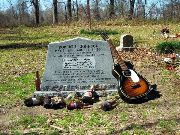 Einer der drei Grabsteine Robert Johnsons