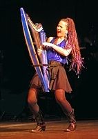 Deborah Henson-Conant an einer elektrischen Version der Harfe - Foto: B. Price