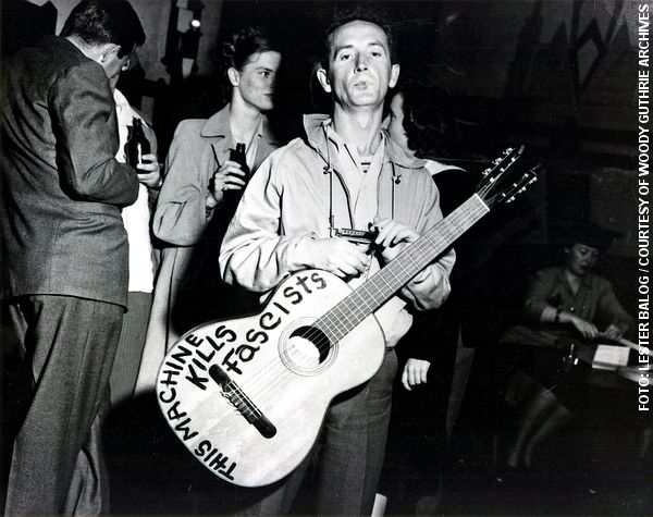 WOODY GUTHRIE * Foto: Lester Balog / Courtesy of Woody Guthrie Archives