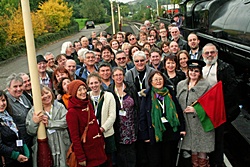 DELEGIERTE DER FOLK EXPO 2013 IN BURY, 1. REIHRE GANZ RECHTS ORGANISATORIN TERRY O'BRIEN * FOTO: CHRIS BATES