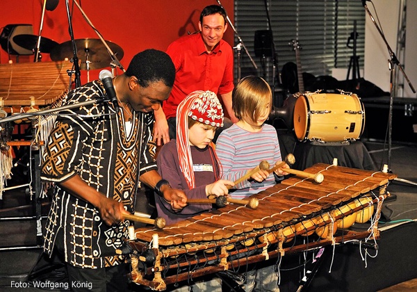 Aly Keita mit Kindern beim Markt der Kontinente 2014 * Foto: Wolfgang König