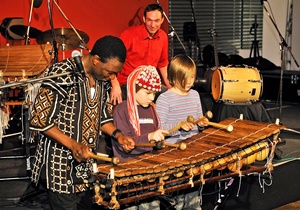 Aly Keita mit Kindern beim Markt der Kontinente 2014 * Foto: Wolfgang König