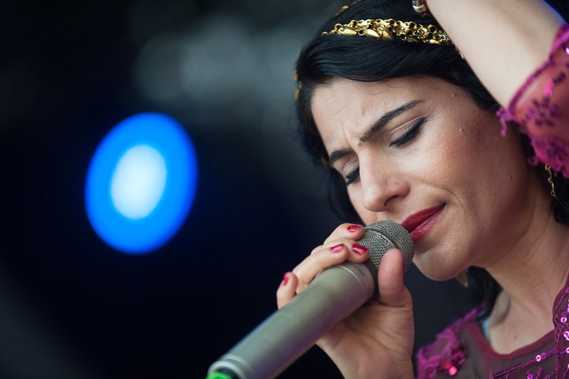 Die kurdische Liedermacherin Rojda Senses beim TFF Rudolstadt 2015  * Foto: Frank Szafinski